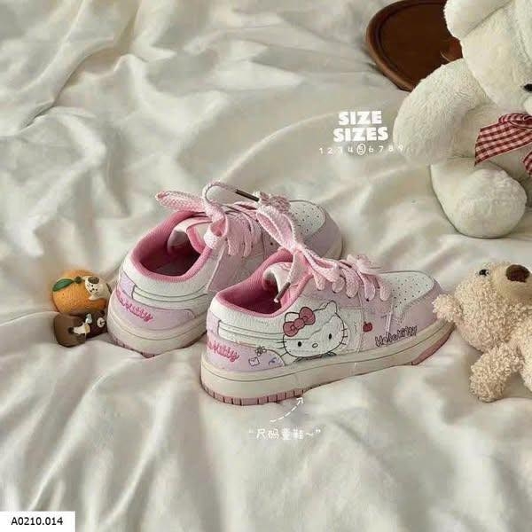Giày sneaker Hello Kitty buộc dây gắn charm màu hồng tím