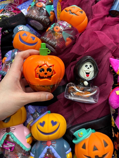 Bí ngô Halloween xoay mặt kèm kẹo