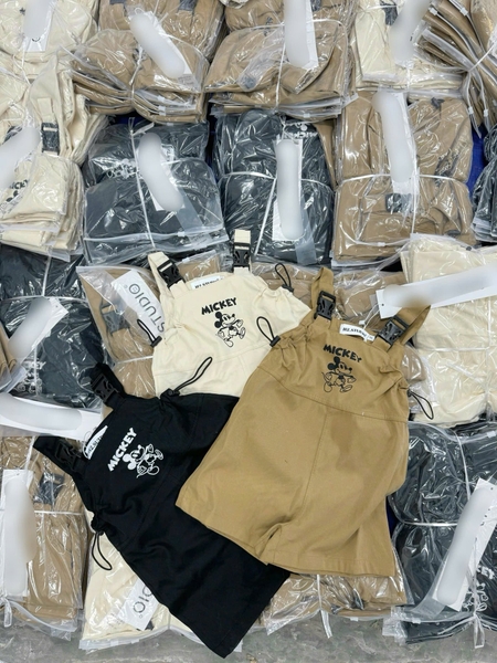 Quần yếm kaki Mickey 3 màu đen, nâu, be cho bé