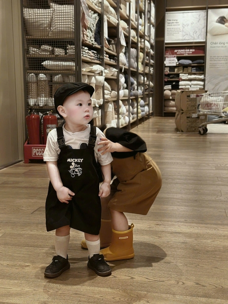 Quần yếm kaki Mickey 3 màu đen, nâu, be cho bé