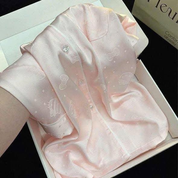 Bộ pyjama lụa Hello Kitty cộc tay 2 màu Xanh, Hồng