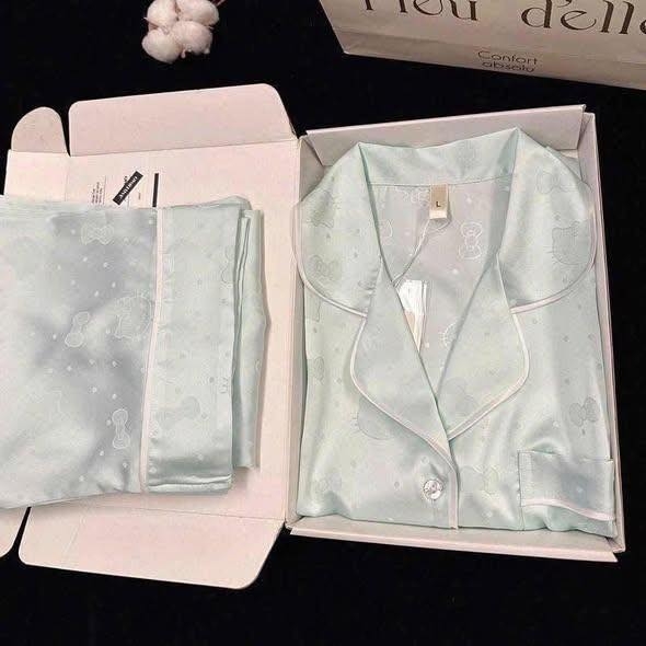 Bộ pyjama lụa Hello Kitty cộc tay 2 màu Xanh, Hồng