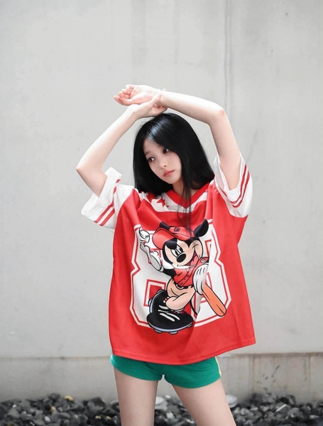 Áo thể thao cổ tim hình Hello Kitty và Mickey Mouse