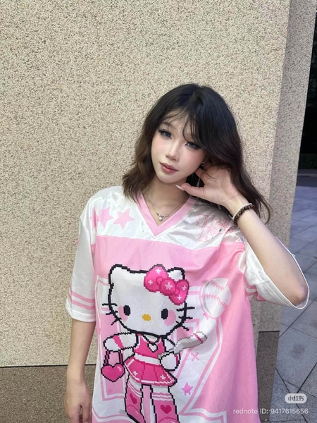Áo thể thao cổ tim hình Hello Kitty và Mickey Mouse