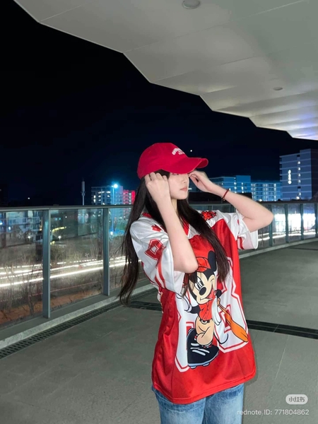 Áo thể thao cổ tim hình Hello Kitty và Mickey Mouse
