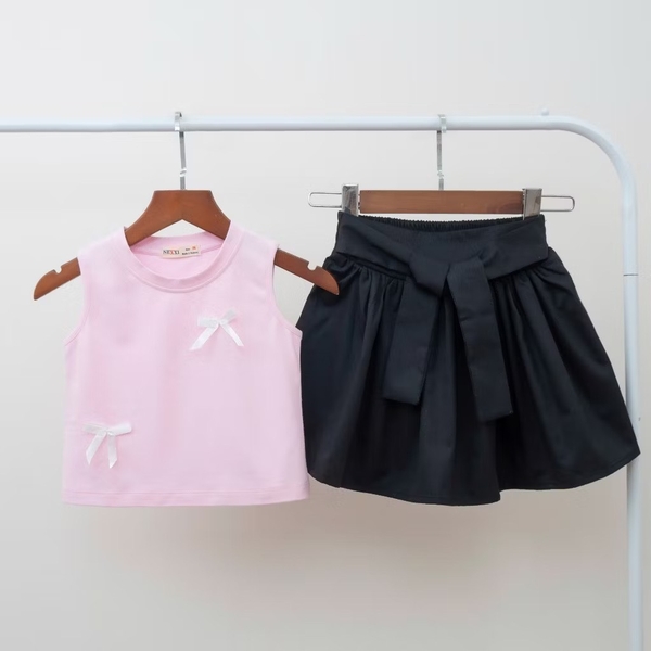 Bộ WinWin 3-8Y Nexxi áo thun sát nách croptop 2 màu hồng, đen đính nơ chân váy kate xoè