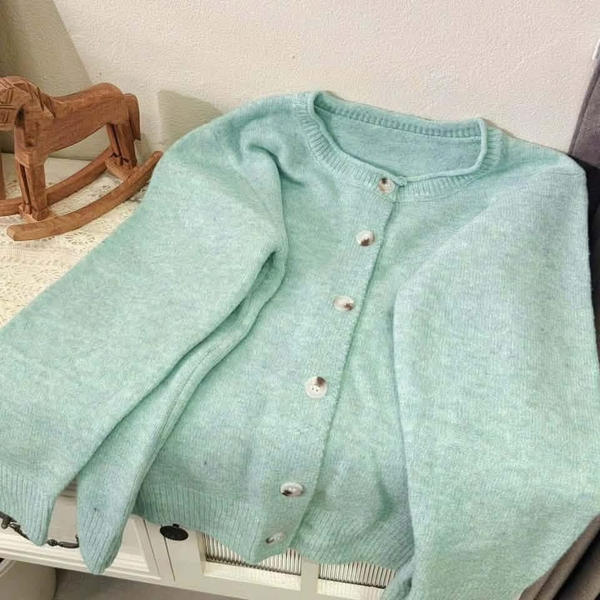 Áo khoác cardigan màu xanh Tiffany cúc gỗ