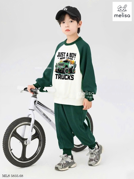Bộ nỉ raglan Just A Boy Who Loves Trucks trắng xanh lá hãng Melisa