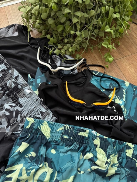 Bộ bơi nam Ylike áo cộc tay quần 2 lớp màu đen phối xanh lá và xám