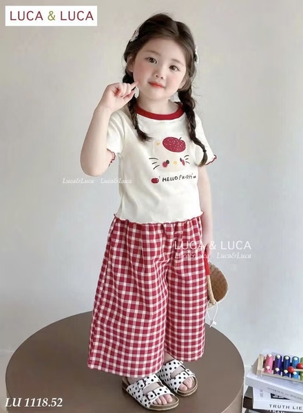 Bộ Hello Kitty Luca&Luca áo trắng viền đỏ mix quần caro suông dáng lửng
