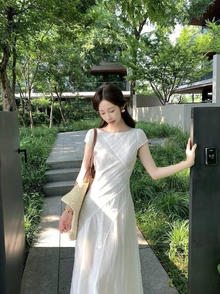 Váy voan hoa tay hến màu kem hãng WG.WE