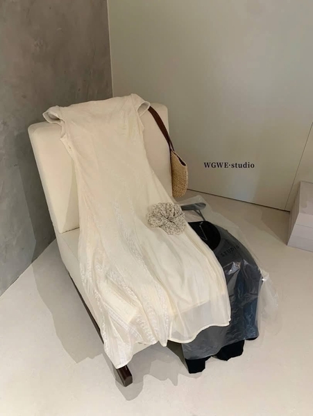 Váy voan hoa tay hến màu kem hãng WG.WE