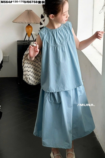 Bộ xanh denim Munaya Studio áo sát nách chân váy maxi có túi