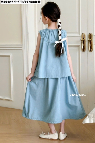 Bộ xanh denim Munaya Studio áo sát nách chân váy maxi có túi