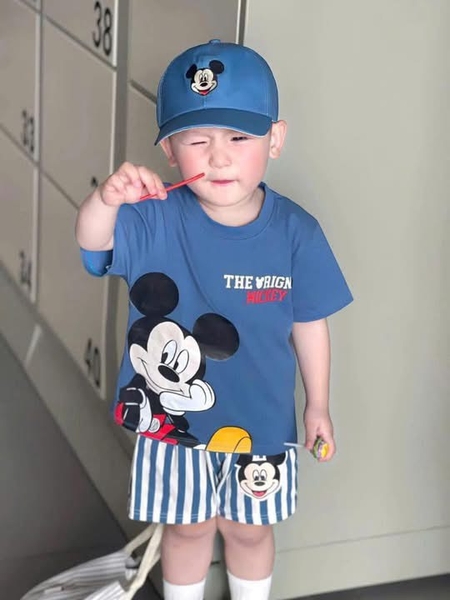 Bộ cộc tay cotton Mickey xanh quần sooc kẻ sọc kèm mũ