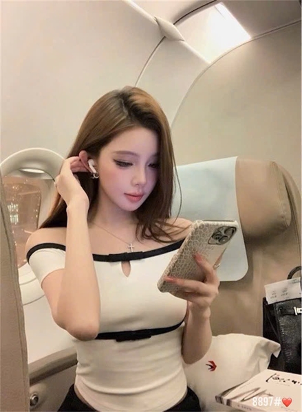Áo trễ vai trắng nơ đen hãng WG.WE