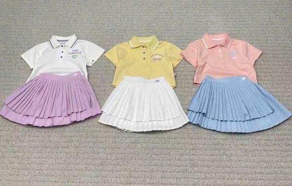 Bộ polo cộc tay New Balance màu pastel mix chân váy xếp ly 3 màu