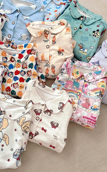 Bộ Pyjama Qibao trắng hình bé gái tóc nâu nơ đỏ