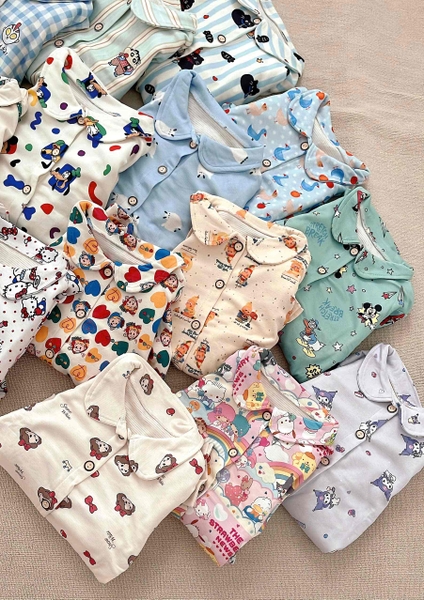 Bộ Pyjama Qibao trắng hình bé gái tóc nâu nơ đỏ