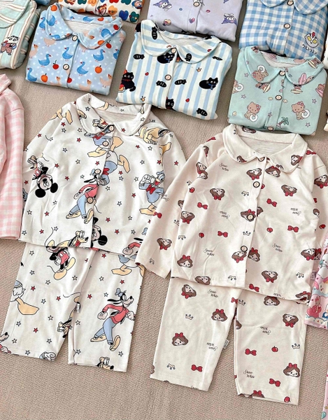 Bộ Pyjama Qibao trắng hình bé gái tóc nâu nơ đỏ