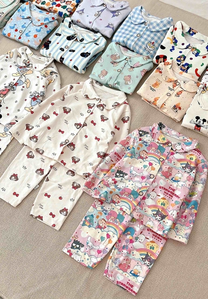Bộ Pyjama Qibao trắng hình bé gái tóc nâu nơ đỏ