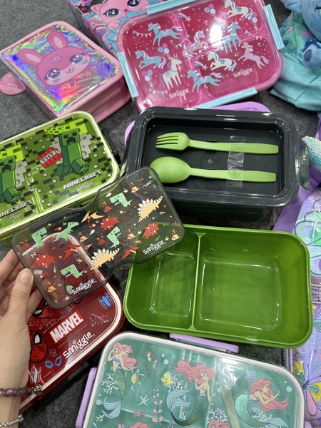 Hộp đựng cơm 2 KHAY KÈM THÌA DĨA Smiggle BPA Free cho bé