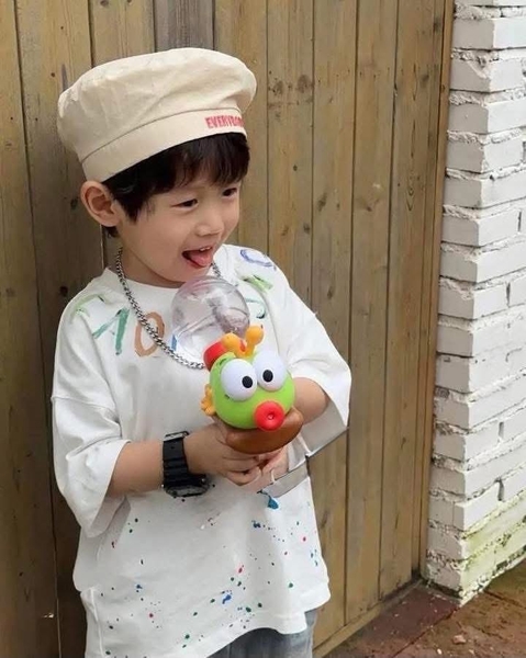 Súng nước con ong 2 màu xanh và hồng
