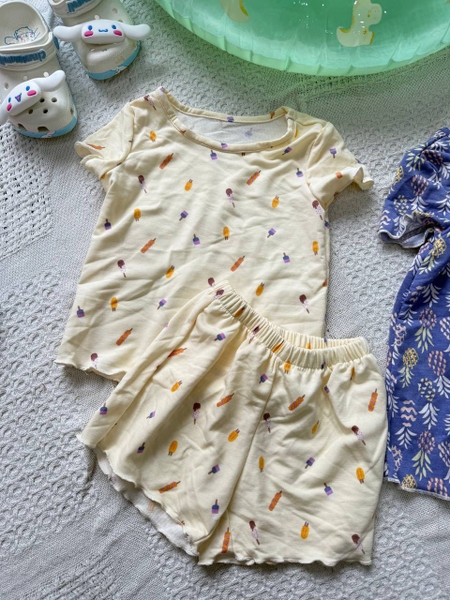Bộ cotton cộc tay Hàn dư 2 màu tím quả dứa, vàng que kem cho bé