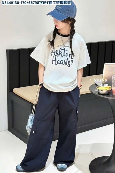 Bộ cộc tay quần túi hộp Ashton Hearts hãng Munaya 2 màu trắng, kem