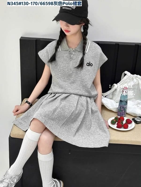 Bộ polo ALO Munaya chân váy xếp ly màu ghi
