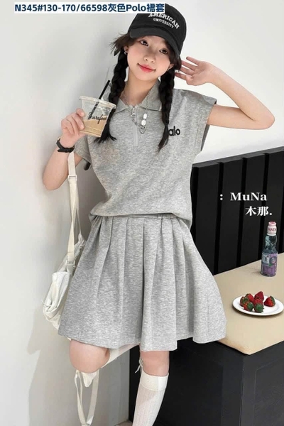 Bộ polo ALO Munaya chân váy xếp ly màu ghi