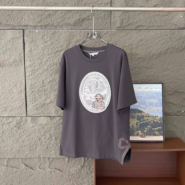 Áo phông cộc tay Tweedle Winer 3 màu Trắng, Xanh, Ghi xám hình con gấu Oval nơ gấu áo