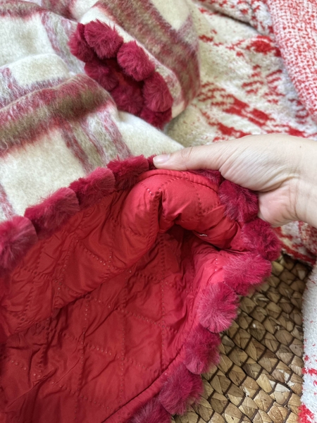 Set váy dạ kẻ đỏ đính nơ cho bé