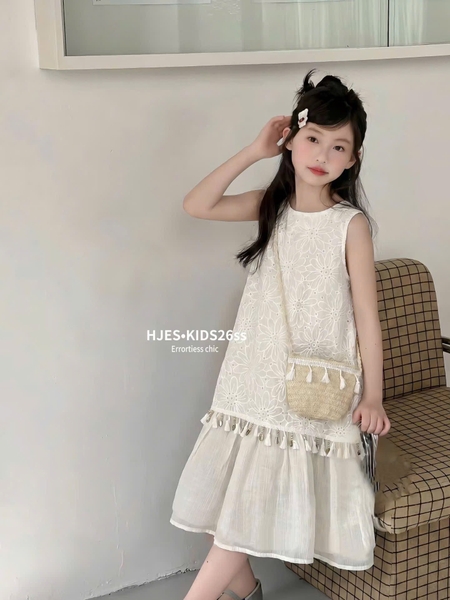 Váy maxi sát nách thêu hoa dây tua rua đính hạt kèm túi màu trắng