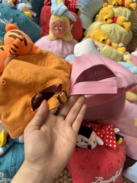 Mũ lưỡi trai gắn gấu bông hoạt hình các màu Hello Kitty, Twinkle, Pooh, Minnie