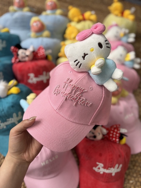 Mũ lưỡi trai gắn gấu bông hoạt hình các màu Hello Kitty, Twinkle, Pooh, Minnie