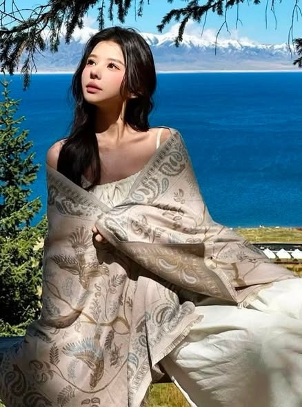 Khăn quàng cổ họa tiết chim xanh & hoa văn cổ điển