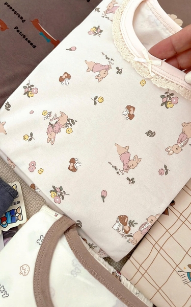 Bộ dài tay cotton màu trắng họa tiết thỏ áo hồng cổ viền ren size ĐẠI bé gái