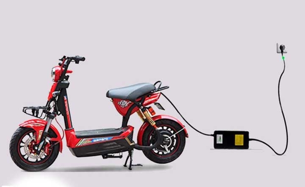 Có bao nhiêu loại pin, ắc quy trên xe máy điện