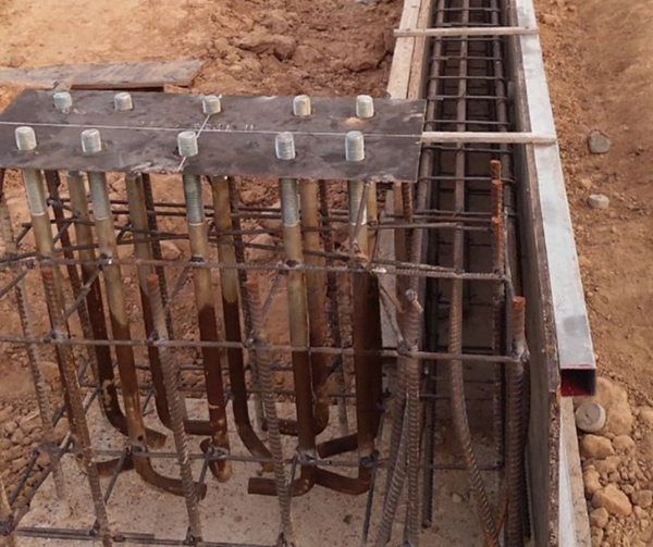 Cụm bu lông neo với bản mã định vị trước khi đổ bê tông