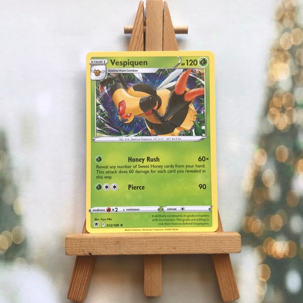 Thẻ hình Pokemon Vespiquen 012/189 - Lá bài Sword&Shield Astral Radiance Uncommon Reverse Holo tiếng Anh chính hãng
