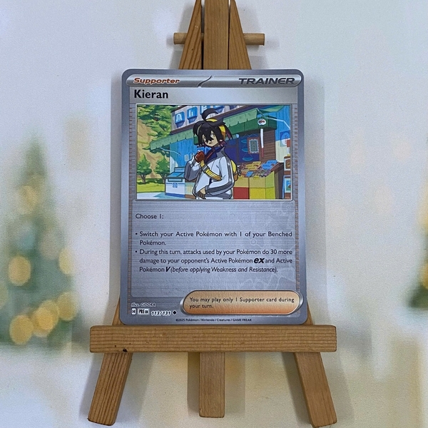 Thẻ hình Pokemon Kieran 113/131 - Lá bài lẻ Prismatic Evolutions Uncommon Reverse Holo tiếng Anh chính hãng