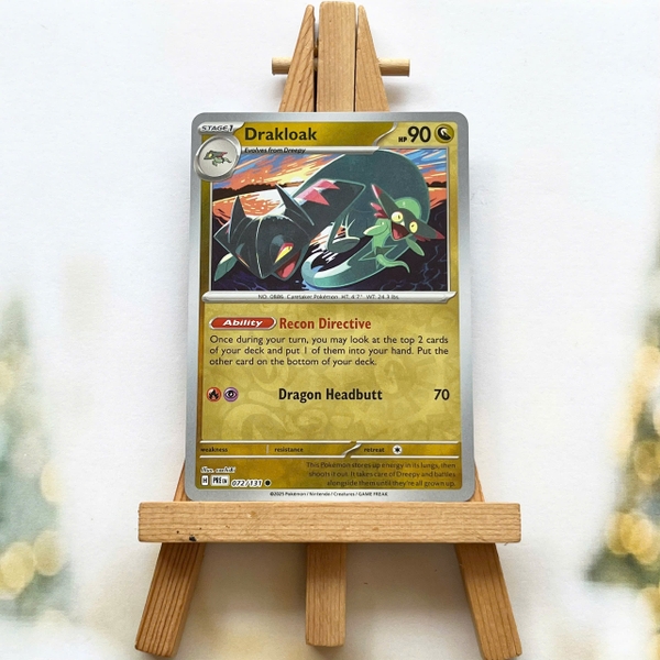 Thẻ hình Pokemon Drakloak 072/131 - Lá bài lẻ Prismatic Evolutions Common Reverse Holo tiếng Anh chính hãng
