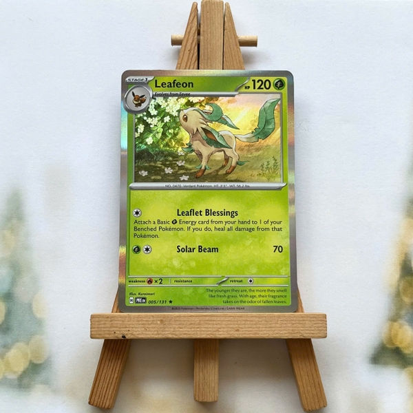 Thẻ hình Pokemon Leafeon 005/131 - Lá bài lẻ Prismatic Evolutions Rare Reverse Holo tiếng Anh chính hãng ảnh 2