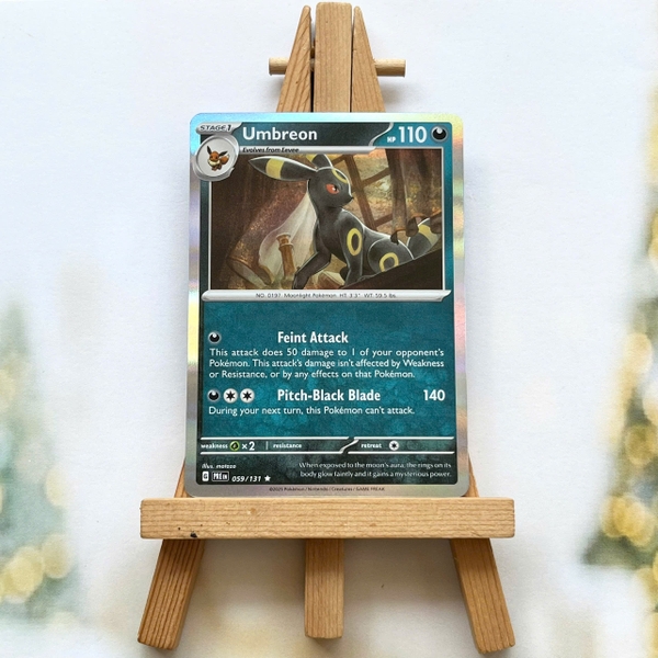 Thẻ hình Pokemon Umbreon 059/131 - Lá bài lẻ Prismatic Evolutions Rare Reverse Holo tiếng Anh chính hãng ảnh 2