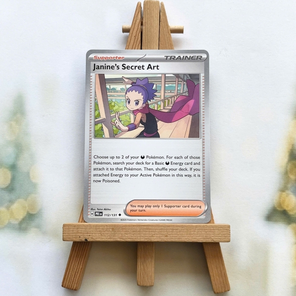 Thẻ hình Pokemon Janine's Secret Art 112/131 - Lá bài lẻ Prismatic Evolutions Uncommon Reverse Holo tiếng Anh chính hãng ảnh 2