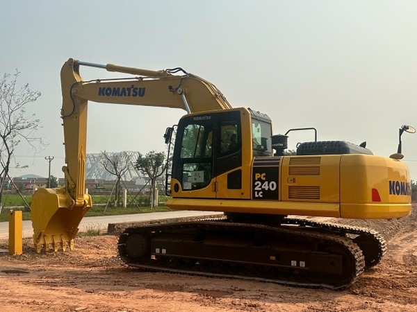MÁY XÚC KOMATSU PC240LC-8M0