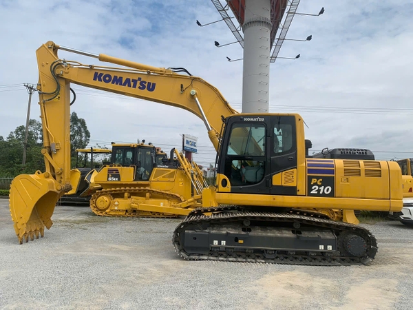 MÁY XÚC KOMATSU PC210-10M0
