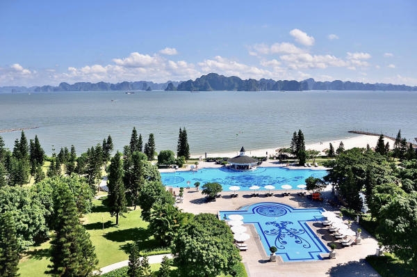 Top 7+ khách sạn ở miền Bắc có bể bơi lớn, đẹp và hiện đại