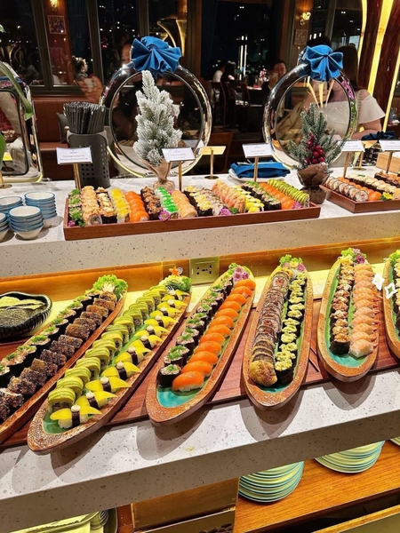 ẩm thực Á - Âu du thuyền Dolphin Hạ Long